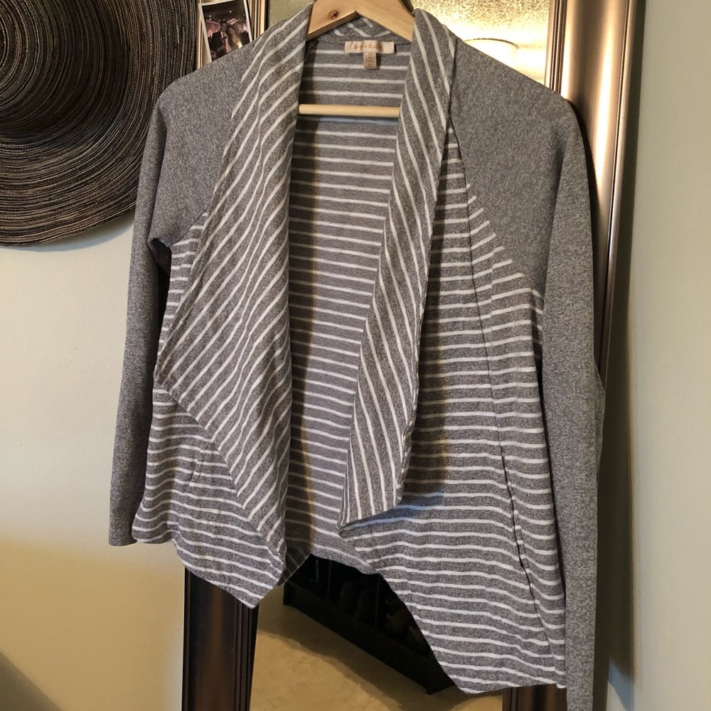 Grey layer with white stripes